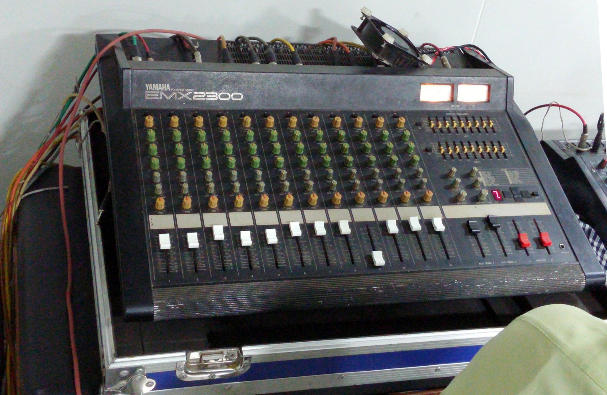 Yamaha EMX2300 powered mixer